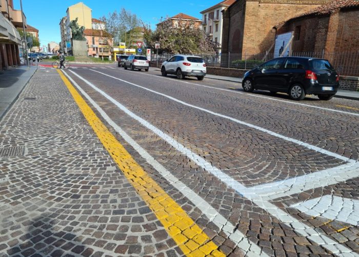 Nuova segnaletica orizzontale corso Alfieri ciclabile1