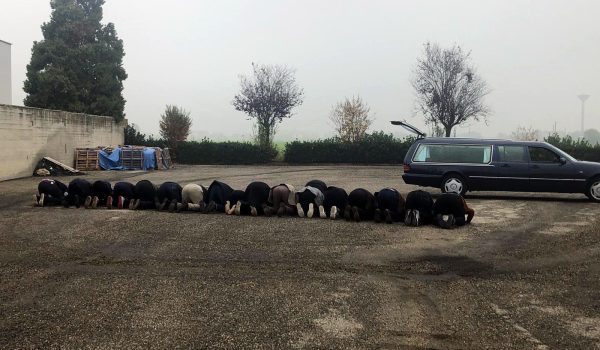 OMAGGIO DEI PRESENTI ALLA PICCOLA BAYAN APPENA ARRIVATA SUL PIAZZALE CIMITERIALE