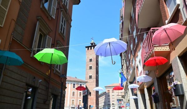 Ombrelli in via Cesare Battisti e piazza Medici ad Asti