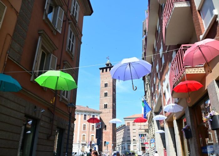 Ombrelli in via Cesare Battisti e piazza Medici ad Asti