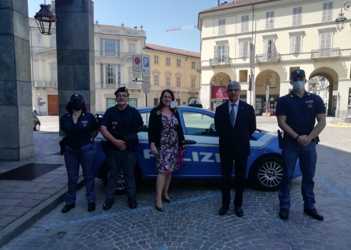 Il prefetto con agenti della polizia