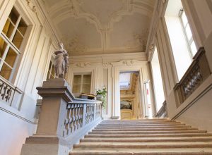 L'imponente scalone di Palazzo Mazzetti già presente ai tempi di Napoleone