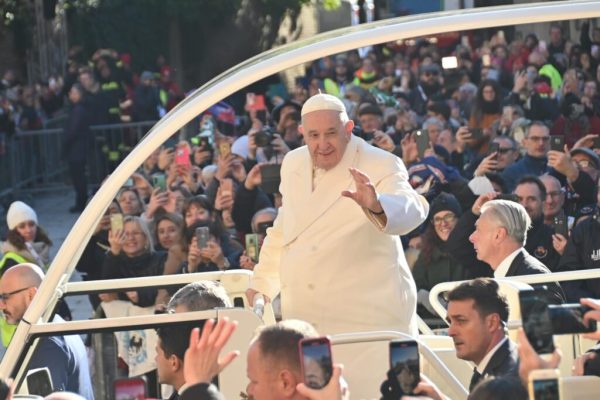 Papa Francesco ad Asti e folla in attesa11