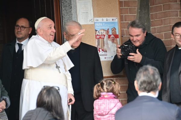 Papa Francesco esce dalla chiesa di Portacomaro stazione10