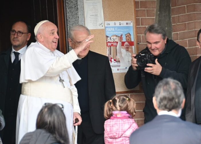 Papa Francesco esce dalla chiesa di Portacomaro stazione10