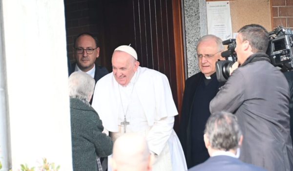 Papa Francesco esce dalla chiesa di Portacomaro stazione7