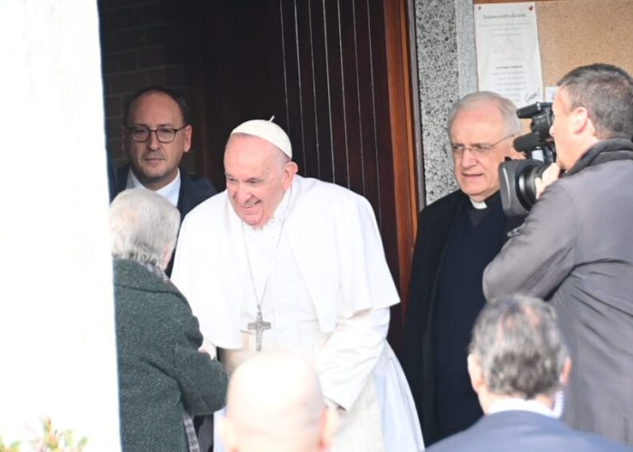 Papa Francesco esce dalla chiesa di Portacomaro stazione7