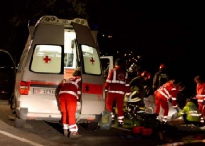 Perde il controllo dell'auto e si schianta, muore 32enne