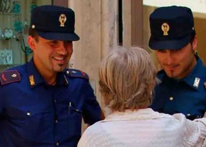 Polizia riaccompagna a casa anziana smarrita
