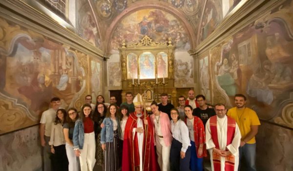 Prastaro con giovani che vanno in Kenya