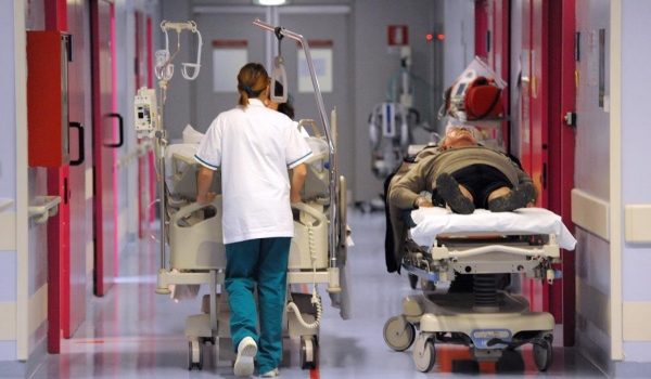 Prende a calci il Pronto Soccorso dopo lincidente