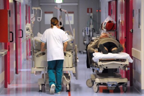 Prende a calci il Pronto Soccorso dopo lincidente