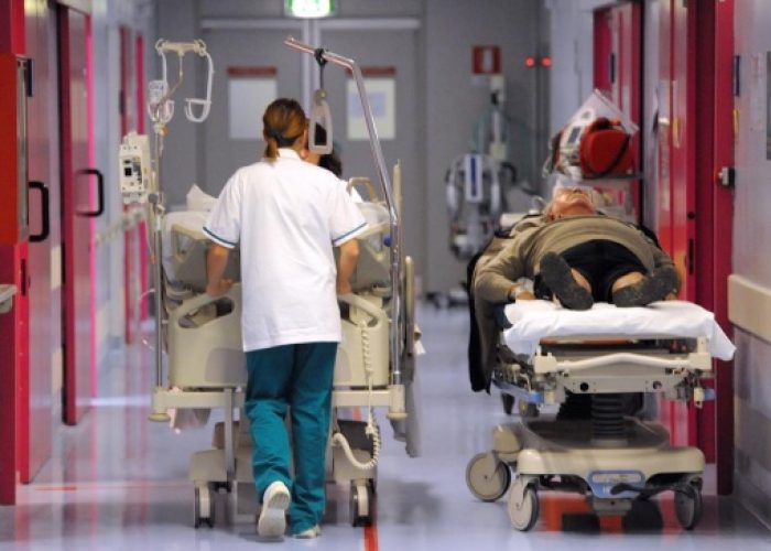 Prende a calci il Pronto Soccorso dopo lincidente