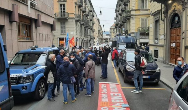 Presidio Embraco davanti all'assessorato al lavoro della Regione Piemonte