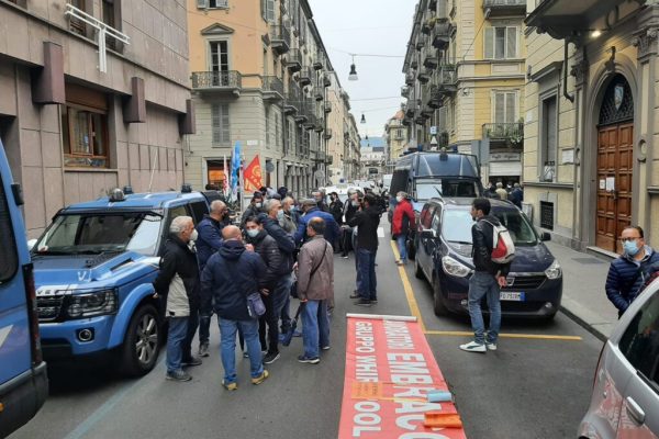 Presidio Embraco davanti all'assessorato al lavoro della Regione Piemonte