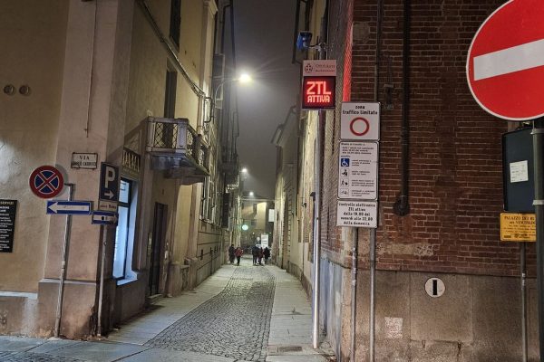 Prime ore di Ztl in via Rossi e piazza Roma