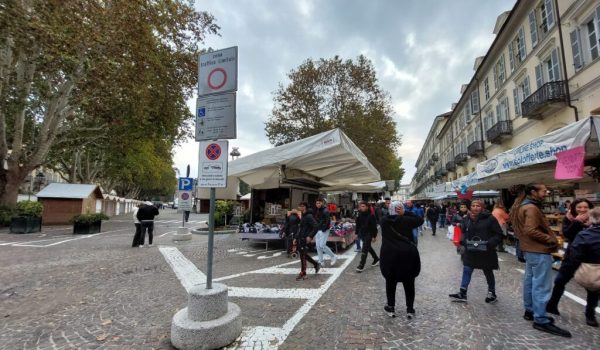 Primo mercato in piazza Alfieri con Magico Paese di Natale5