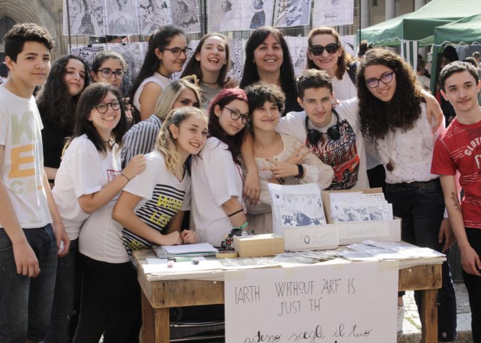 Un gruppo di ragazzi che ha preso parte all'appuntamento con l'arte