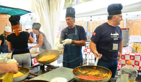 I cuochi della Pro loco di Antignano al lavoro