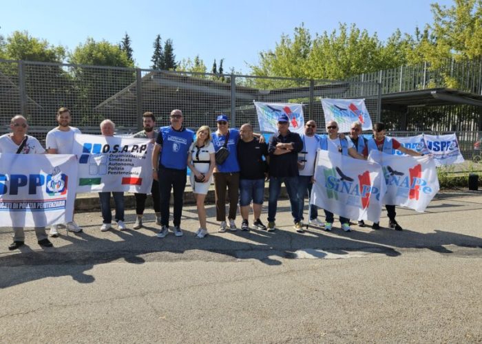 Protesta sindacati polizia penitenziaria di Asti