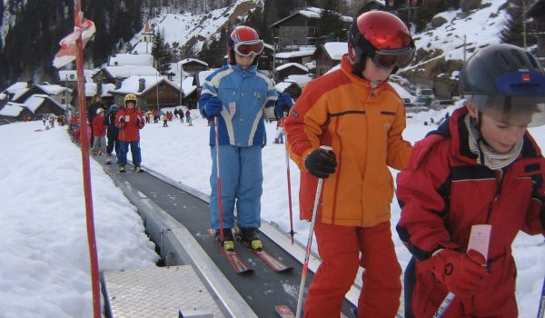 Ragazzi in risalita sulle piste da sci