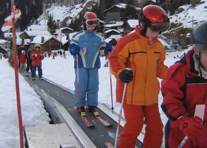 Ragazzi in risalita sulle piste da sci