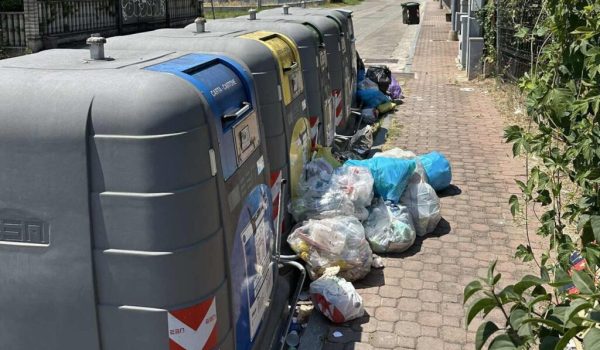 Rifiuti sui marciapiedi a San Fedele