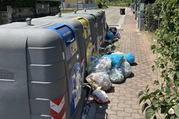 Rifiuti sui marciapiedi a San Fedele