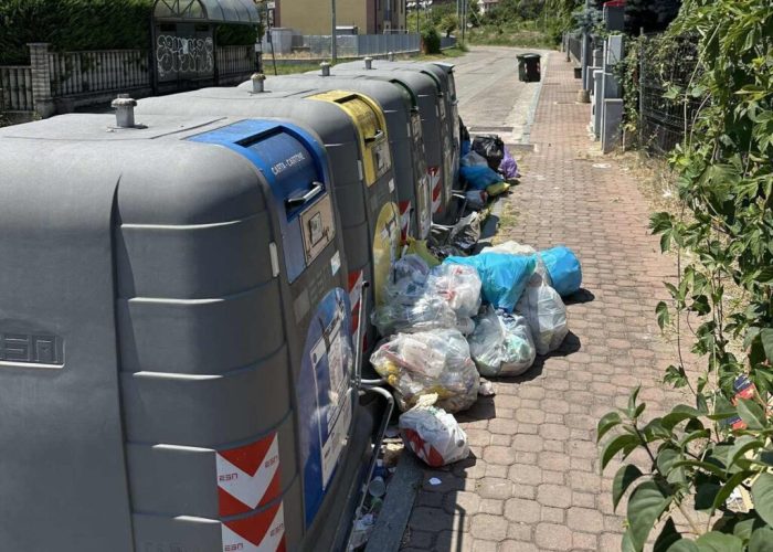 Rifiuti sui marciapiedi a San Fedele
