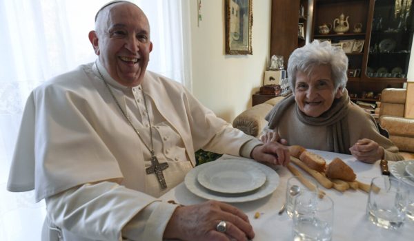 Papa Francesco mangia con Carla Rabezzana