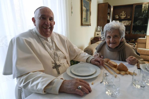 Papa Francesco mangia con Carla Rabezzana
