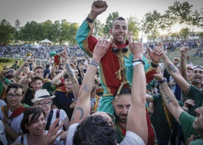 Gavino  Sanna festeggia la vittoria a Fucecchio nel 2017