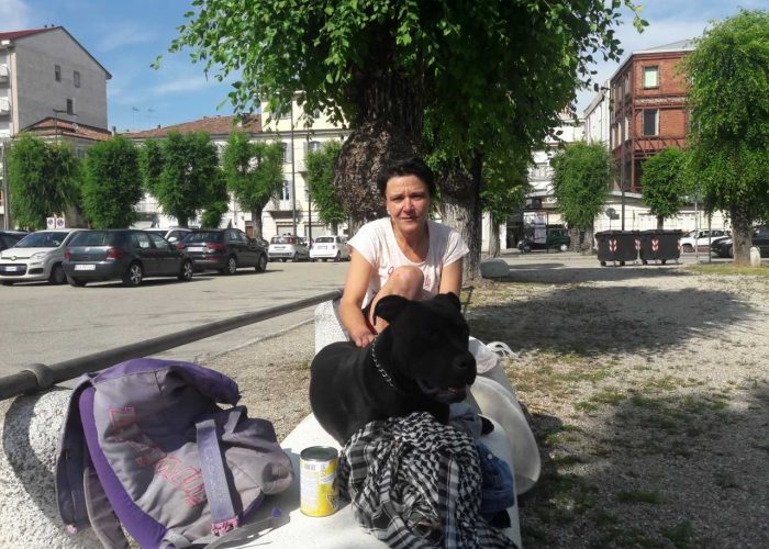 La donna che dorme sulla panchina di fronte all'ospedale di Nizza