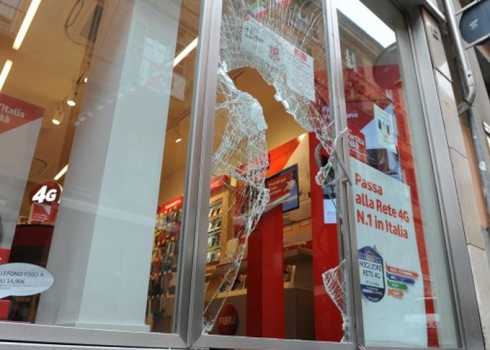 Spaccata al negozio Vodafone di corso Alfieri