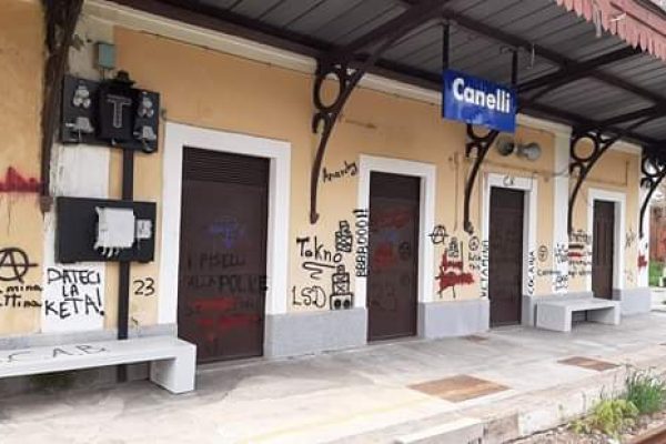 Stazione lordata di scritte