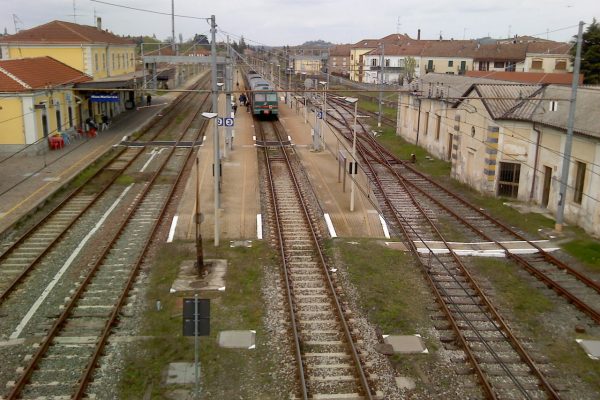 Treno in transito nella stazione di Nizza Monferrato (Italia).