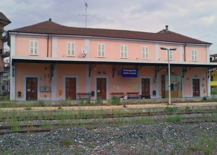 La stazione ferroviaria di Castagnole delle Lanze (Italia).