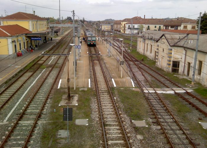 Treno in transito nella stazione di Nizza Monferrato (Italia).
