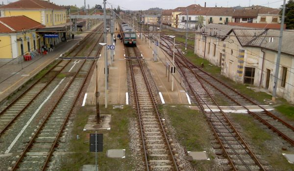 Treno in sosta nella stazione di Nizza Monferrato