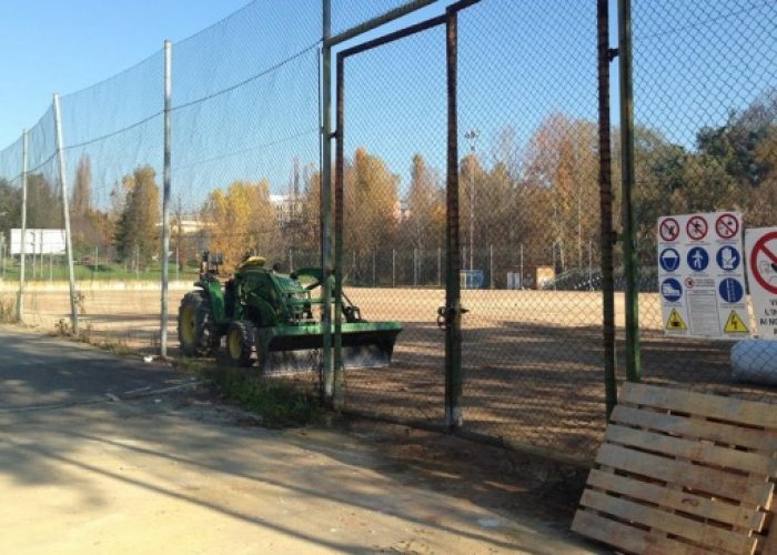 Sul campo di via Fregoli intervengono i genitori