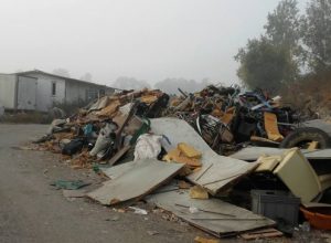 Tornano le montagne di rifiuti al campo rom
