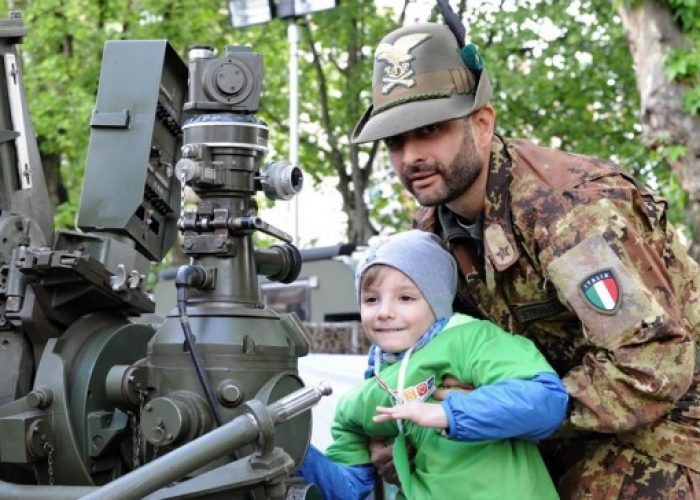 Tra cannoni e sci, aperta la cittadella degli alpini