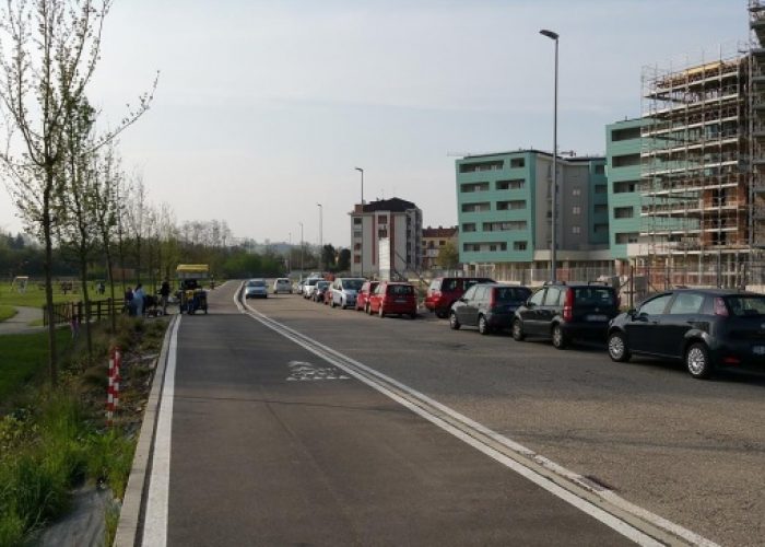 Troppe auto in sosta davanti al parco Lungoborbore