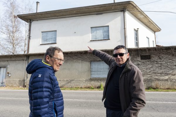 VILLANOVA I FRATELLI GIUSEPPE E PIERO BOSCO DAVANTI ALL'EDIFICIO DA ABBATTERE