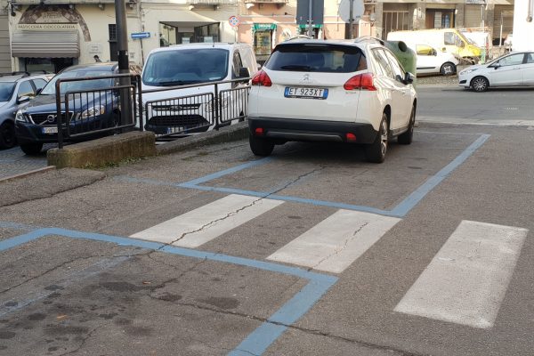 Via Isnardi - parcheggi blu e passaggi pedonali (11)
