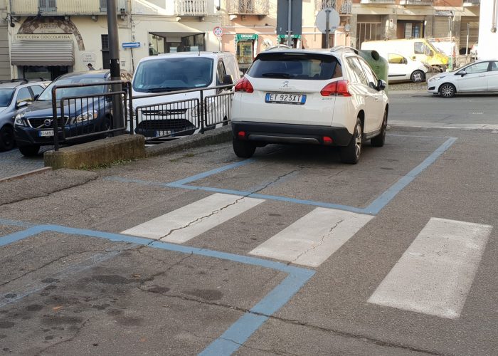 Via Isnardi - parcheggi blu e passaggi pedonali (11)