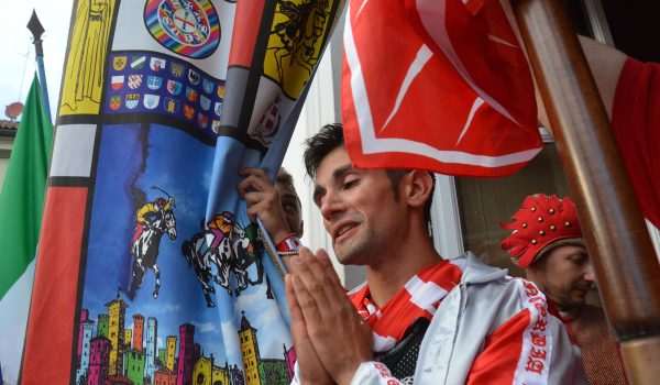 Federico Arri, fantino di Moncalvo, dopo la vittoria al Palio