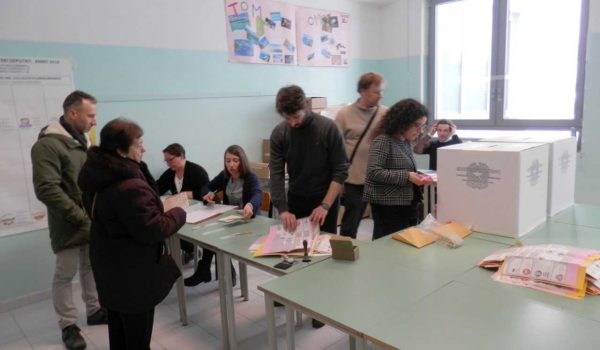 Al voto nei seggi elettorali di Nizza