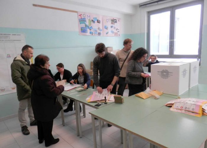 Al voto nei seggi elettorali di Nizza