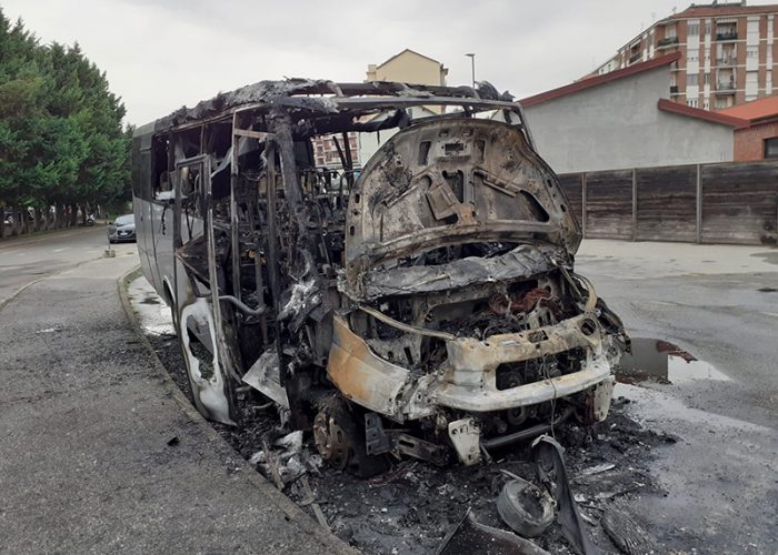 scuolabus incendiato ad Asti